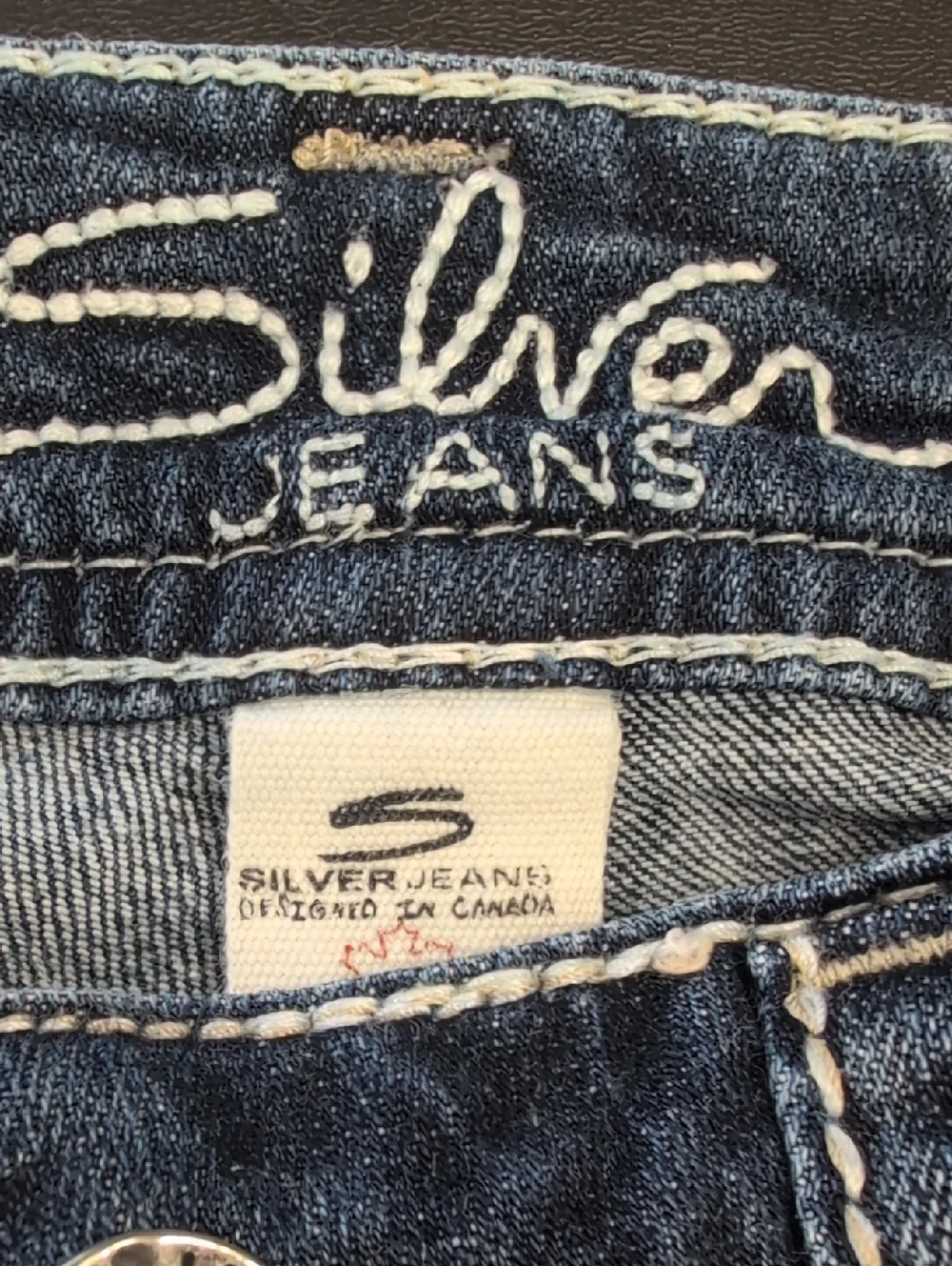 Vintage Y2K Silver Jeans Suki Surplus Capri Distressed Cotton Jeans. Size 28